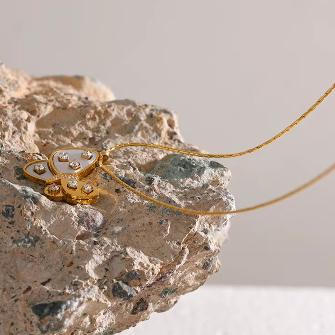 Detalle de cadena ajustable y pingente de concha natural – lenorajewelry.com/collar-mariposa-dorada-lenora
collar de acero inoxidable, joyas bañadas en oro, zircônia cúbica, colar de mariposa, regalo elegante para mujeres, joyería exclusiva, Lenora