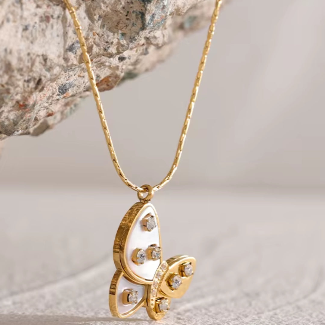 Detalle de cadena ajustable y pingente de concha natural – lenorajewelry.com/collar-mariposa-dorada-lenora
collar de acero inoxidable, joyas bañadas en oro, zircônia cúbica, colar de mariposa, regalo elegante para mujeres, joyería exclusiva, Lenora