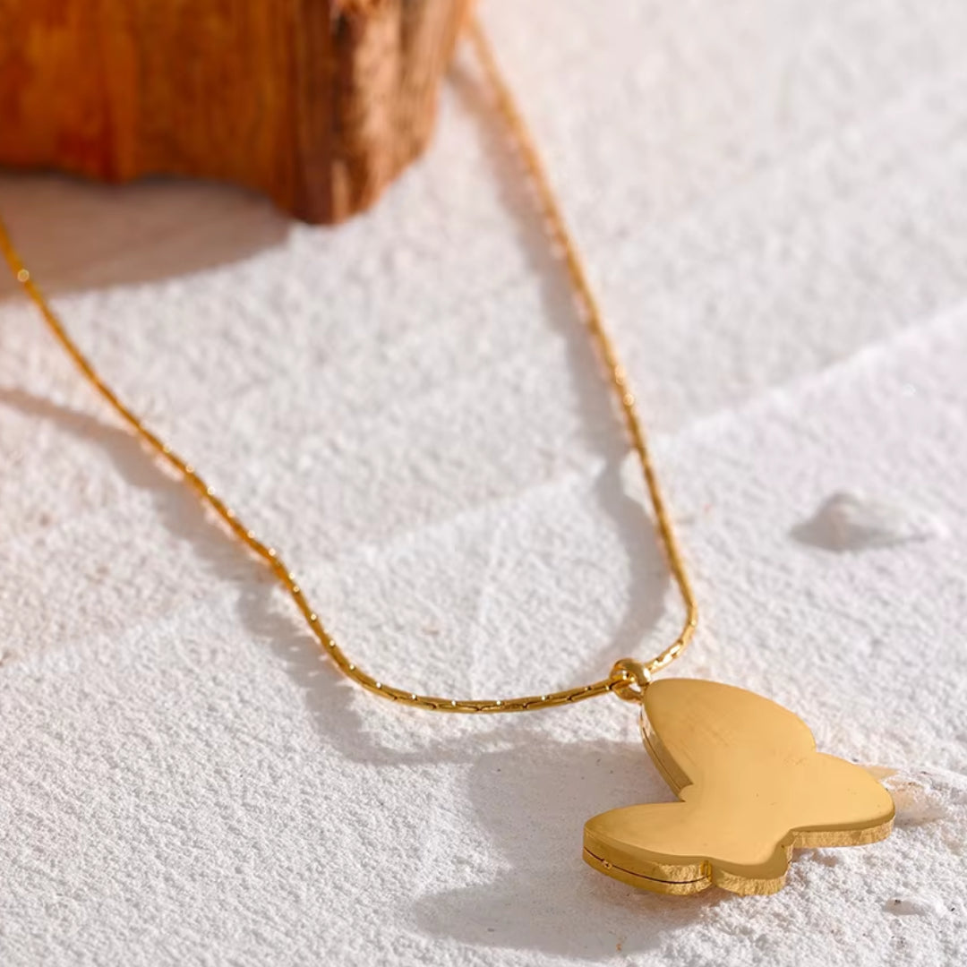 Detalle de cadena ajustable y pingente de concha natural – lenorajewelry.com/collar-mariposa-dorada-lenora
collar de acero inoxidable, joyas bañadas en oro, zircônia cúbica, colar de mariposa, regalo elegante para mujeres, joyería exclusiva, Lenora