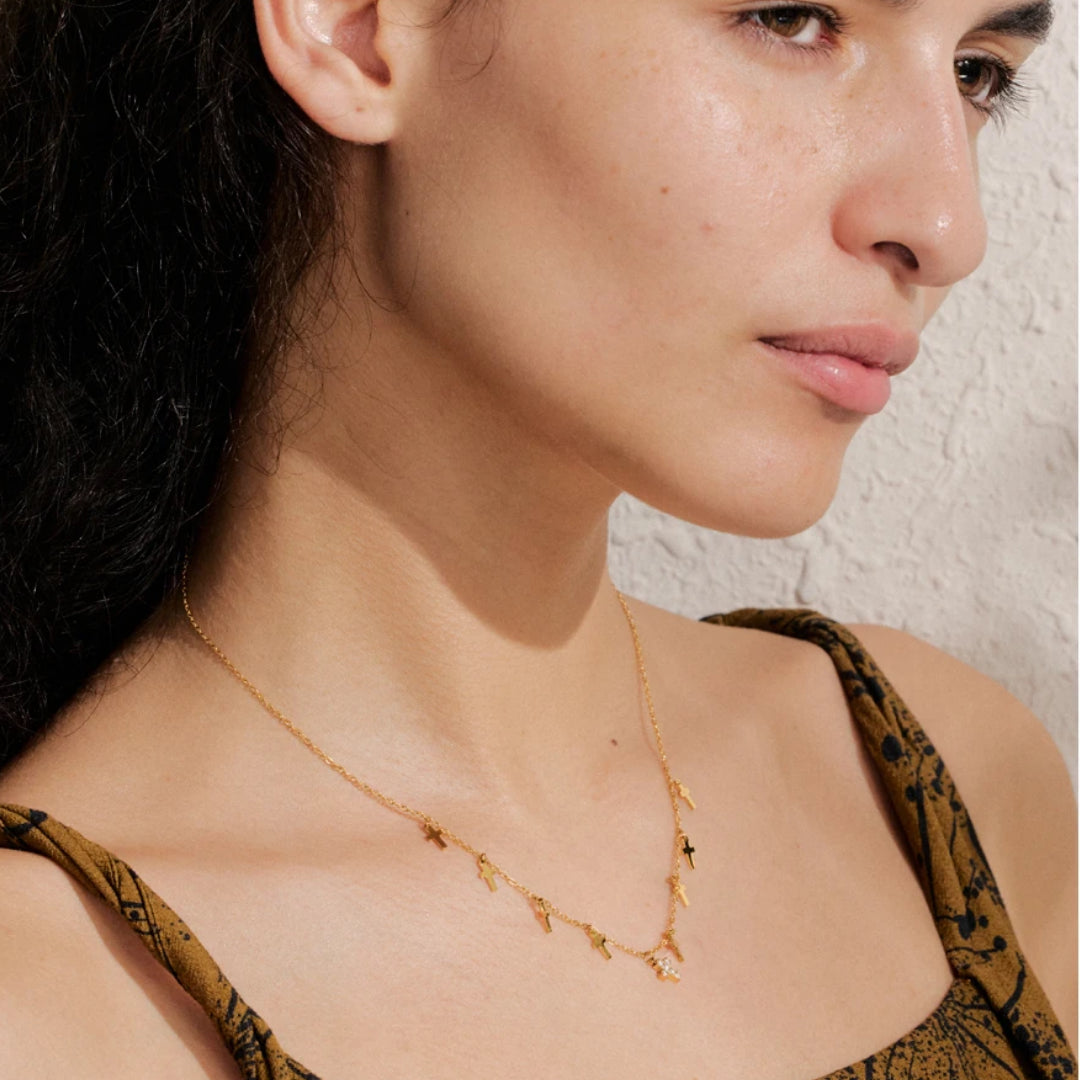 collar de cruz, zirconia cúbica, oro 18k PVD, joyería elegante, Luz Divina, regalos para mujer, collar ajustable, joyas hipoalergénicas, accesorios con significado