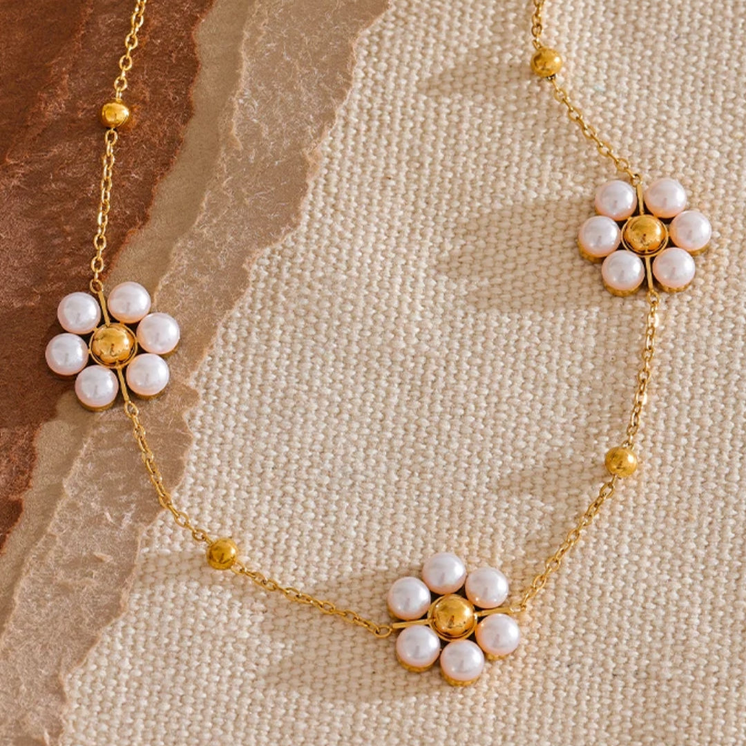 collar de perlas, joyería impermeable, cadena de flores, acero inoxidable, collar dorado, perlas de imitación, joyería artesanal, accesorios para mujeres, collares elegantes, moda femenina