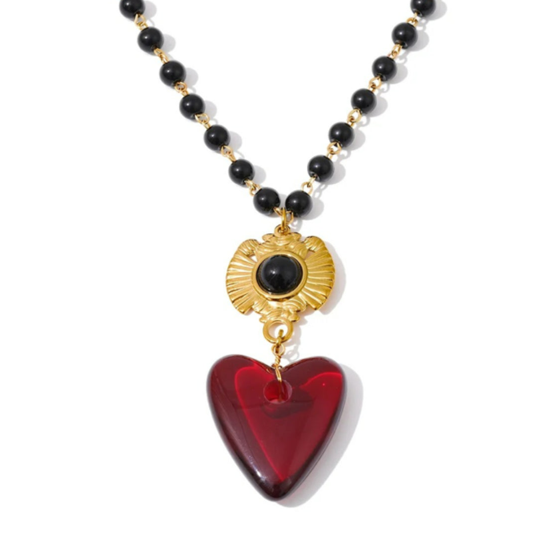 Collar con corazón de resina translúcida – lenorajewelry.com/collar-corazon-prisma, collar con corazón, collar de resina, collar dorado mujer, joyas modernas, collar artístico, cadena con cuentas, collares lenora, joyería elegante, accesorios femeninos, moda contemporánea