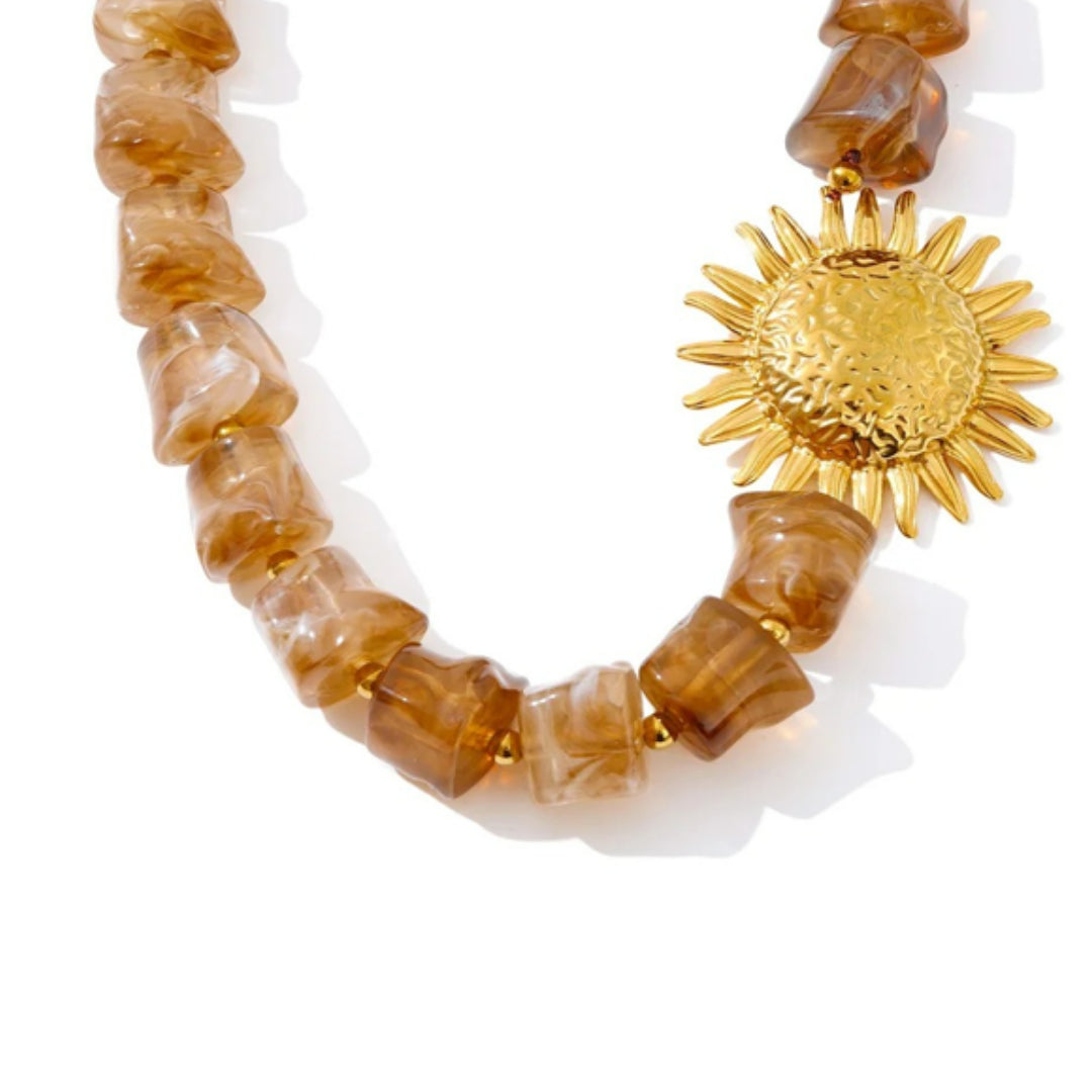 Collar de otoño con cuentas doradas LENORA, collar artesanal con cuentas ámbar – lenorajewelry.com/collar-ambar-dorado, collar dorado mujer, collar con cuentas ámbar, joyería artesanal elegante, accesorios otoño invierno, collar moderno, joyas de diseño LENORA