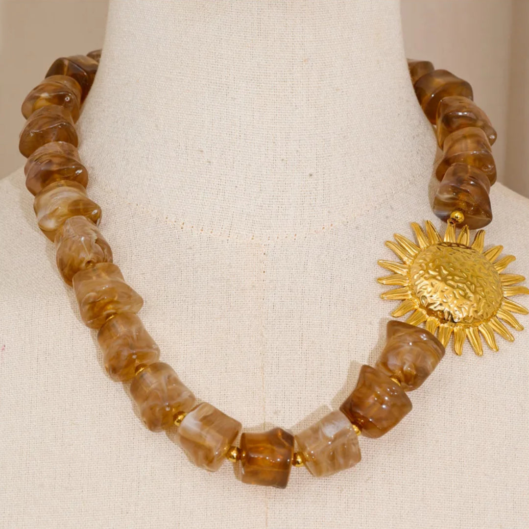 Collar de otoño con cuentas doradas LENORA, collar artesanal con cuentas ámbar – lenorajewelry.com/collar-ambar-dorado, collar dorado mujer, collar con cuentas ámbar, joyería artesanal elegante, accesorios otoño invierno, collar moderno, joyas de diseño LENORA