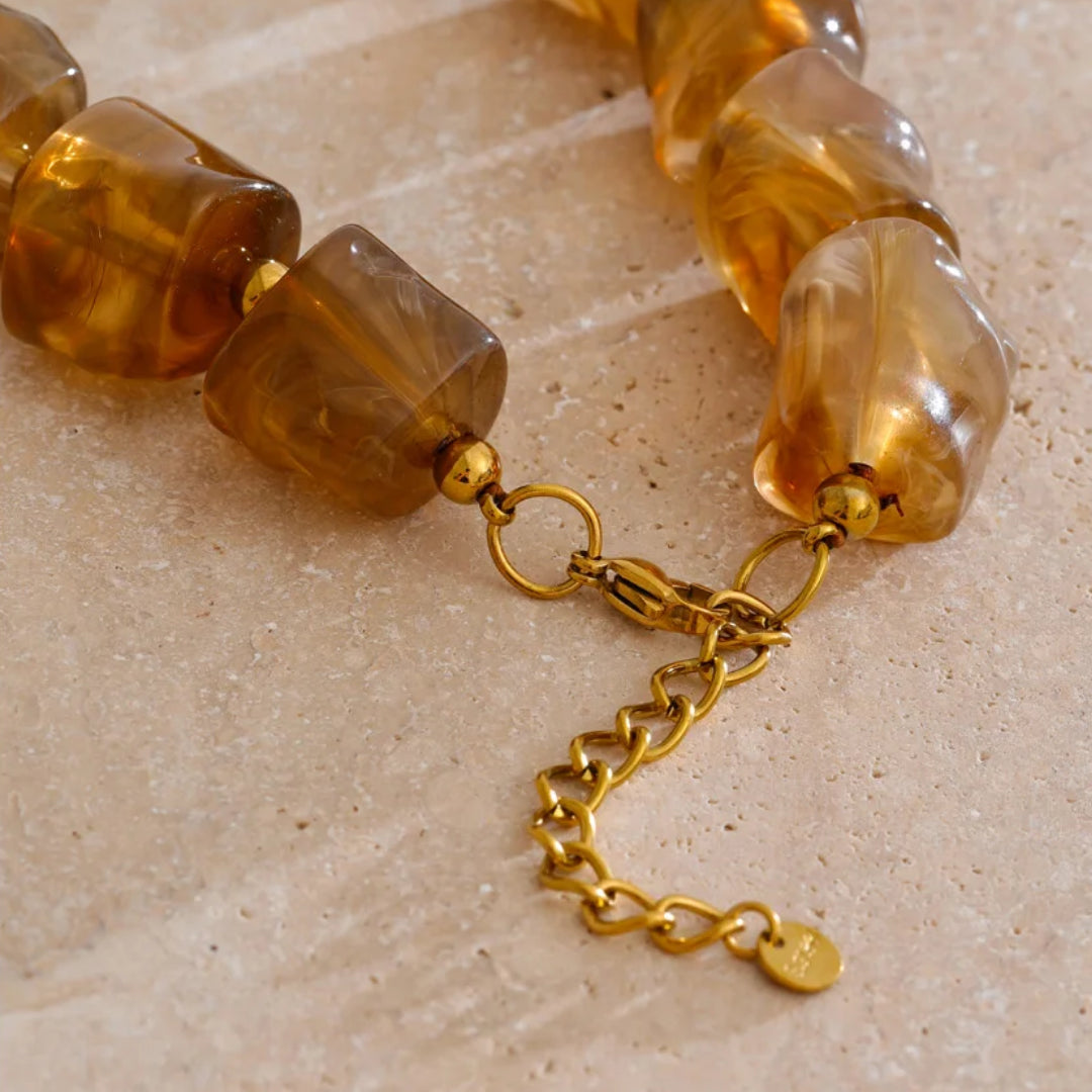 Collar de otoño con cuentas doradas LENORA, collar artesanal con cuentas ámbar – lenorajewelry.com/collar-ambar-dorado, collar dorado mujer, collar con cuentas ámbar, joyería artesanal elegante, accesorios otoño invierno, collar moderno, joyas de diseño LENORA