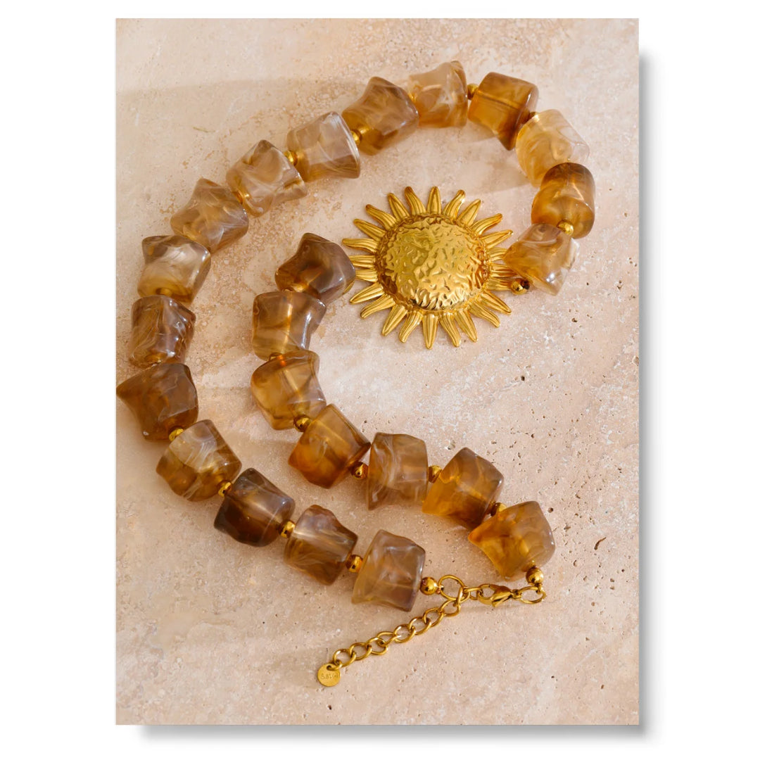 Collar de otoño con cuentas doradas LENORA, collar artesanal con cuentas ámbar – lenorajewelry.com/collar-ambar-dorado, collar dorado mujer, collar con cuentas ámbar, joyería artesanal elegante, accesorios otoño invierno, collar moderno, joyas de diseño LENORA