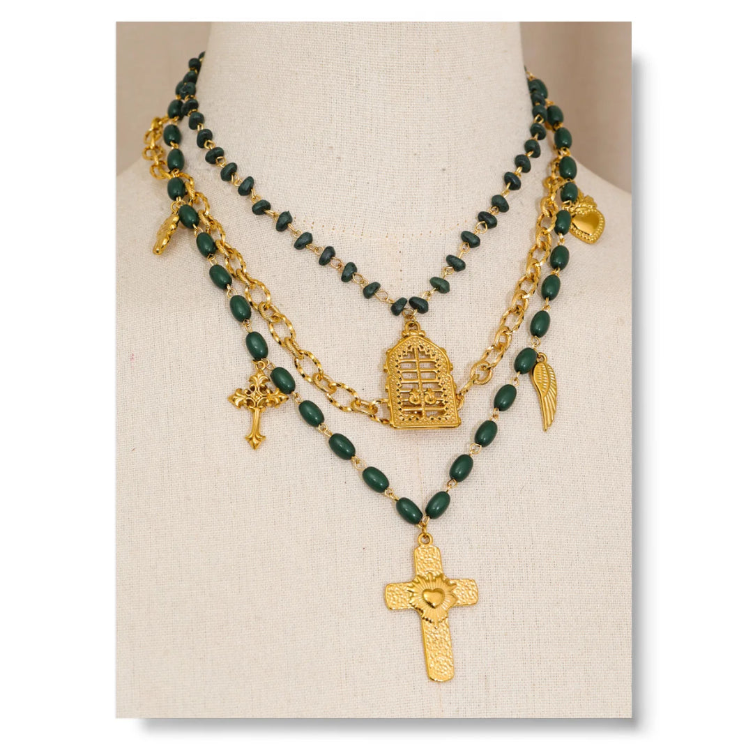 Collar dorado con charms y cuentas acrílicas – lenorajewelry.com/collar-verde-intenso-cuentas-dorado
collar en capas, collar verde acrílico, joyería artesanal, collar moderno mujer, collar dorado con cuentas, joyas LENORA, collar elegante contemporáneo
