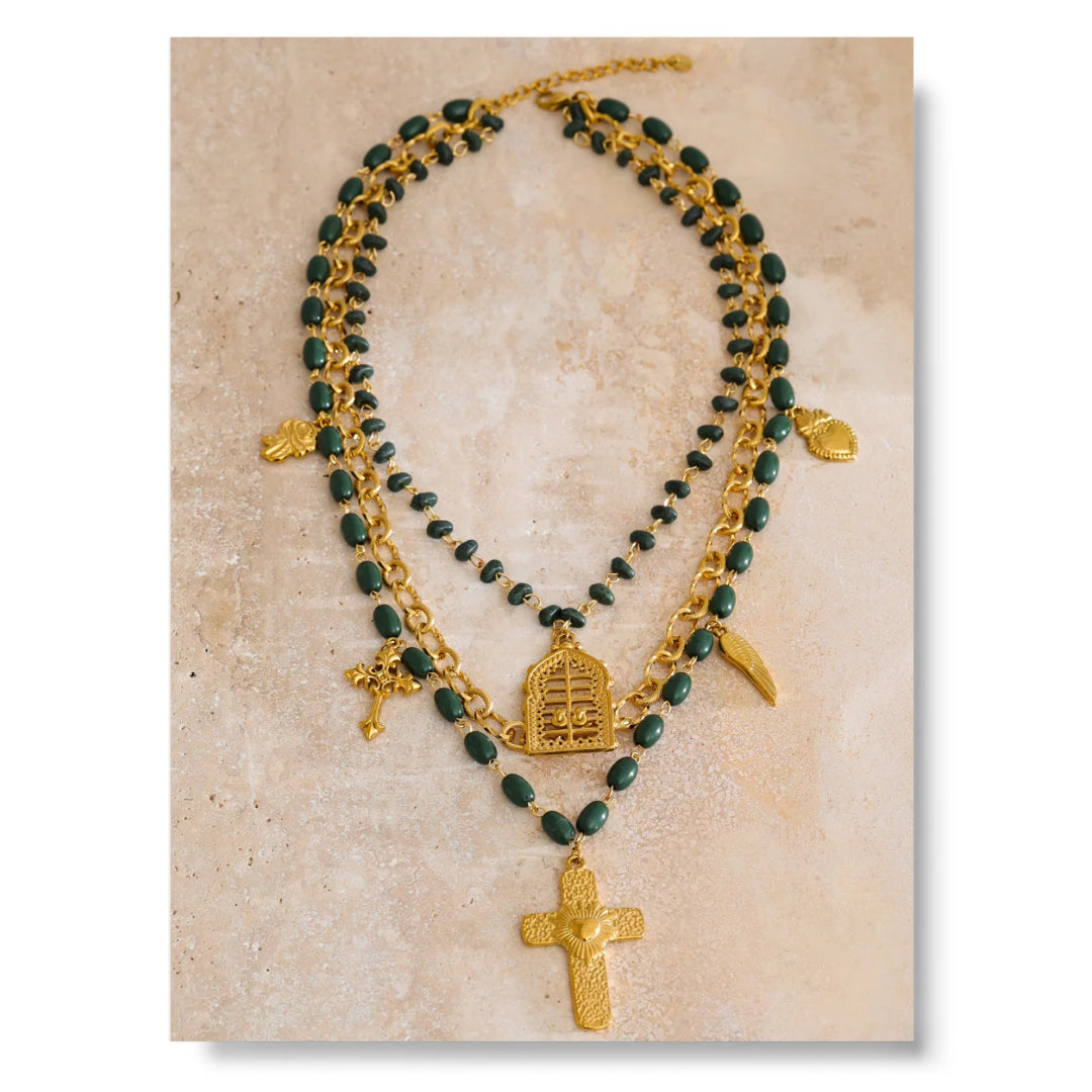 Collar dorado con charms y cuentas acrílicas – lenorajewelry.com/collar-verde-intenso-cuentas-dorado
collar en capas, collar verde acrílico, joyería artesanal, collar moderno mujer, collar dorado con cuentas, joyas LENORA, collar elegante contemporáneo