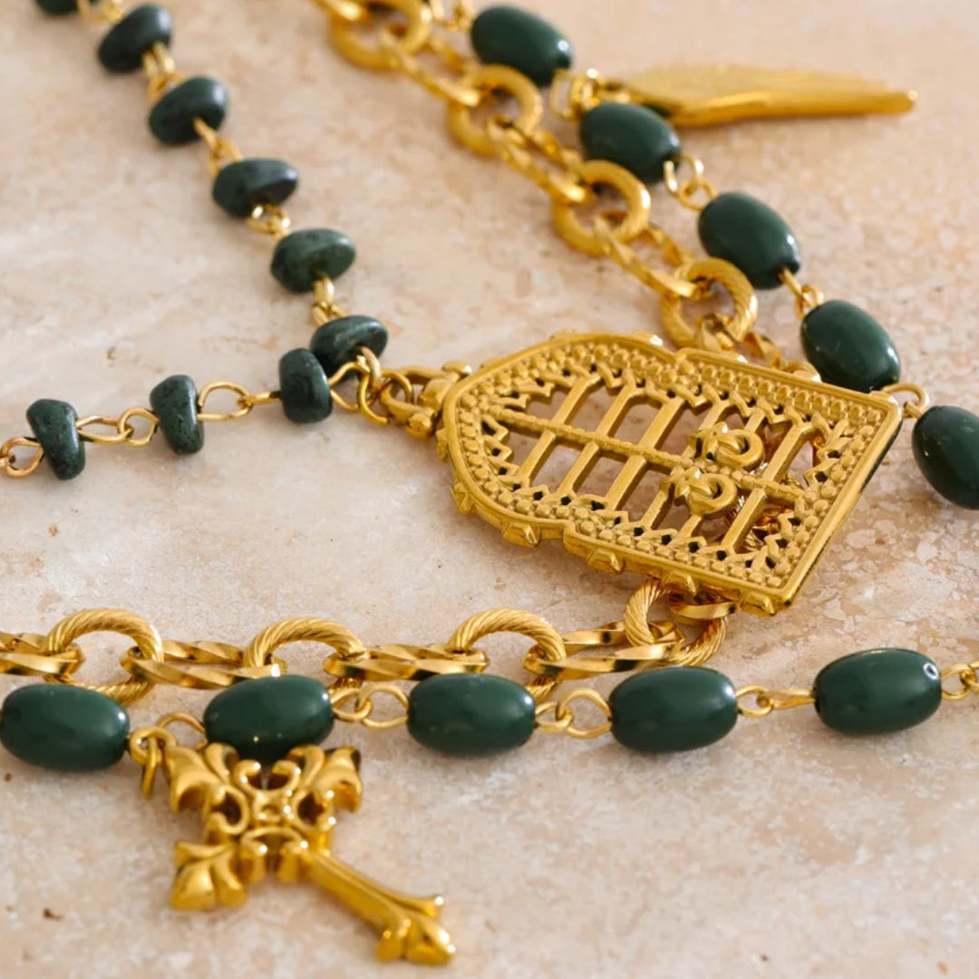 Collar dorado con charms y cuentas acrílicas – lenorajewelry.com/collar-verde-intenso-cuentas-dorado
collar en capas, collar verde acrílico, joyería artesanal, collar moderno mujer, collar dorado con cuentas, joyas LENORA, collar elegante contemporáneo