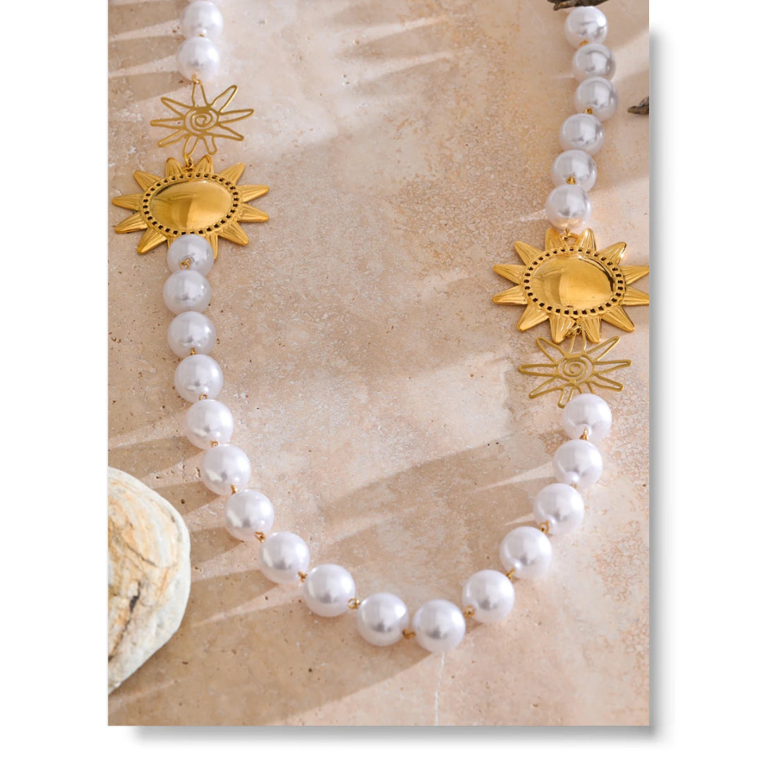 Collar artesanal dorado con caída fluida – lenorajewelry.com/collar-sol-de-perlas, collar dorado mujer, collar largo con perlas, joyas elegantes, joyería artesanal, regalo para ella, collar otoño invierno, LENORA collar