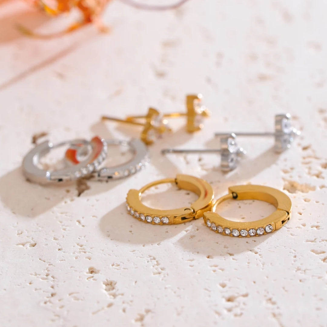 Pendientes botón 5mm baño oro 18K - diseño floral hipoalergénico – lenorajewelry.com/conjunto-eden-floral
conjunto de pendientes, joyería floral, zircônia cubica, aros oro 18k, pendientes botón, regalo mujer elegante, lenora jewelry, joyas hipoalergénicas
