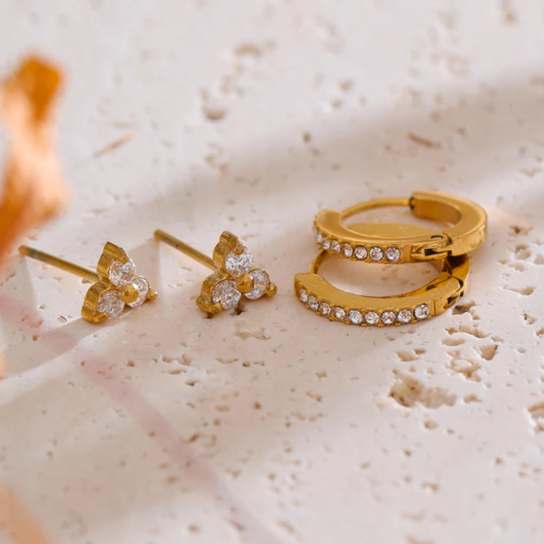 Pendientes botón 5mm baño oro 18K - diseño floral hipoalergénico – lenorajewelry.com/conjunto-eden-floral
conjunto de pendientes, joyería floral, zircônia cubica, aros oro 18k, pendientes botón, regalo mujer elegante, lenora jewelry, joyas hipoalergénicas