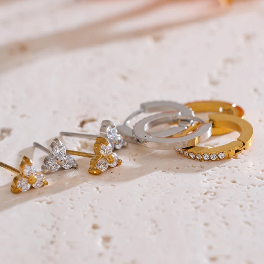 Pendientes botón 5mm baño oro 18K - diseño floral hipoalergénico – lenorajewelry.com/conjunto-eden-floral
conjunto de pendientes, joyería floral, zircônia cubica, aros oro 18k, pendientes botón, regalo mujer elegante, lenora jewelry, joyas hipoalergénicas