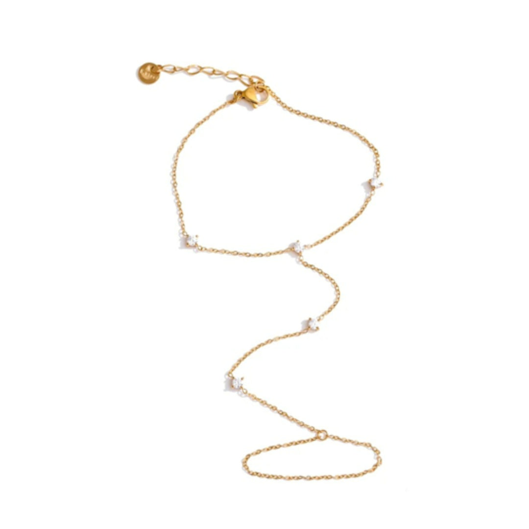 Detalle de cadena ajustable para dedo en acero inoxidable – lenorajewelry.com/handpiece-dorado-ajustable-lenora handpiece dorado, pulsera de dedo, joyas à prova d'água, acero inoxidable, zircônia cúbica, moda 2024, Lenora