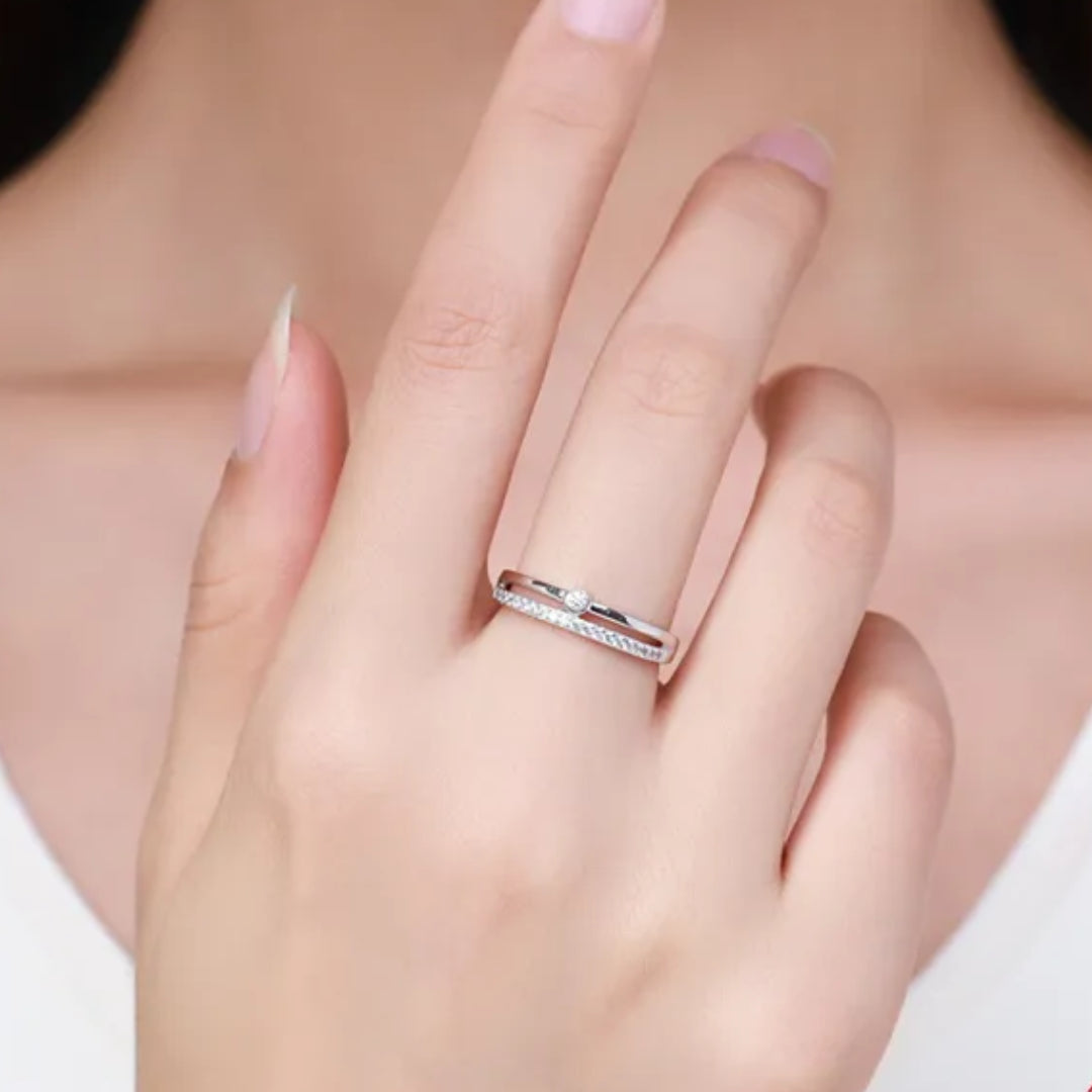 Luxe Silver Line Clear CZ Wedding Ring for Women, Anillo de lujo con línea de plata y circonias cúbicas 