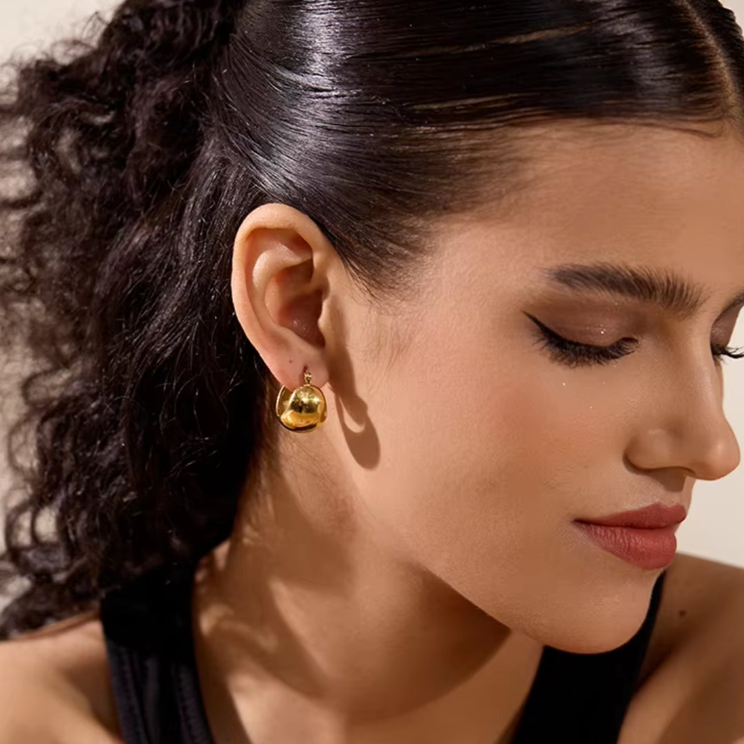 pendientes geométricos, pendientes Astra, pendientes de acero inoxidable, pendientes baño de oro 18K, joyería elegante, bisutería geométrica, pendientes modernos, pendientes resistentes