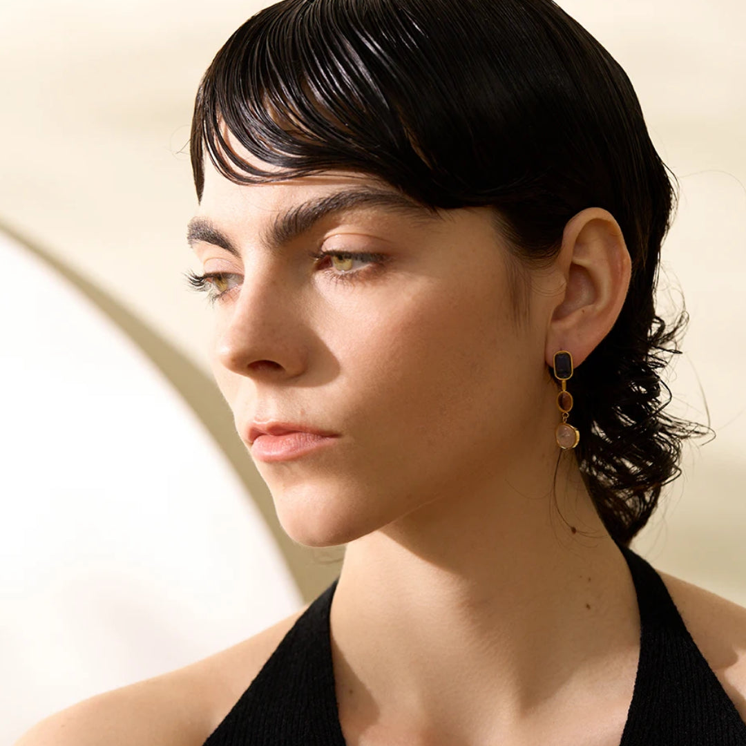 Pendientes Aurora Pétrea en acero oro 18k con piedras naturales, Detalle piedras naturales y circonitas cúbicas, Diseño geométrico ajustable pendientes Aurora Pétrea – lenorajewelry.com/pendientes-aurora-petrea-acero-oro-18k,