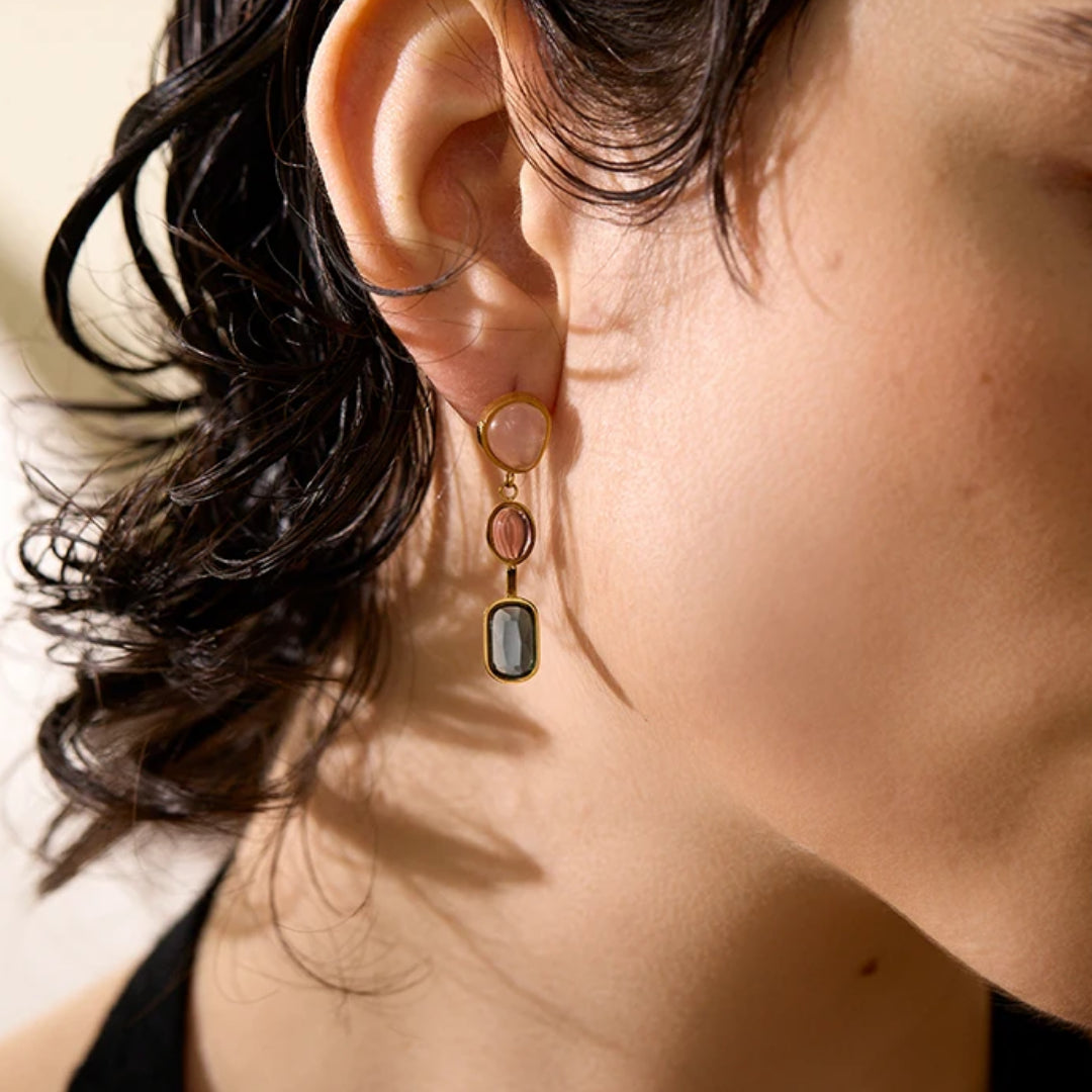 Pendientes Aurora Pétrea en acero oro 18k con piedras naturales, Detalle piedras naturales y circonitas cúbicas, Diseño geométrico ajustable pendientes Aurora Pétrea – lenorajewelry.com/pendientes-aurora-petrea-acero-oro-18k,