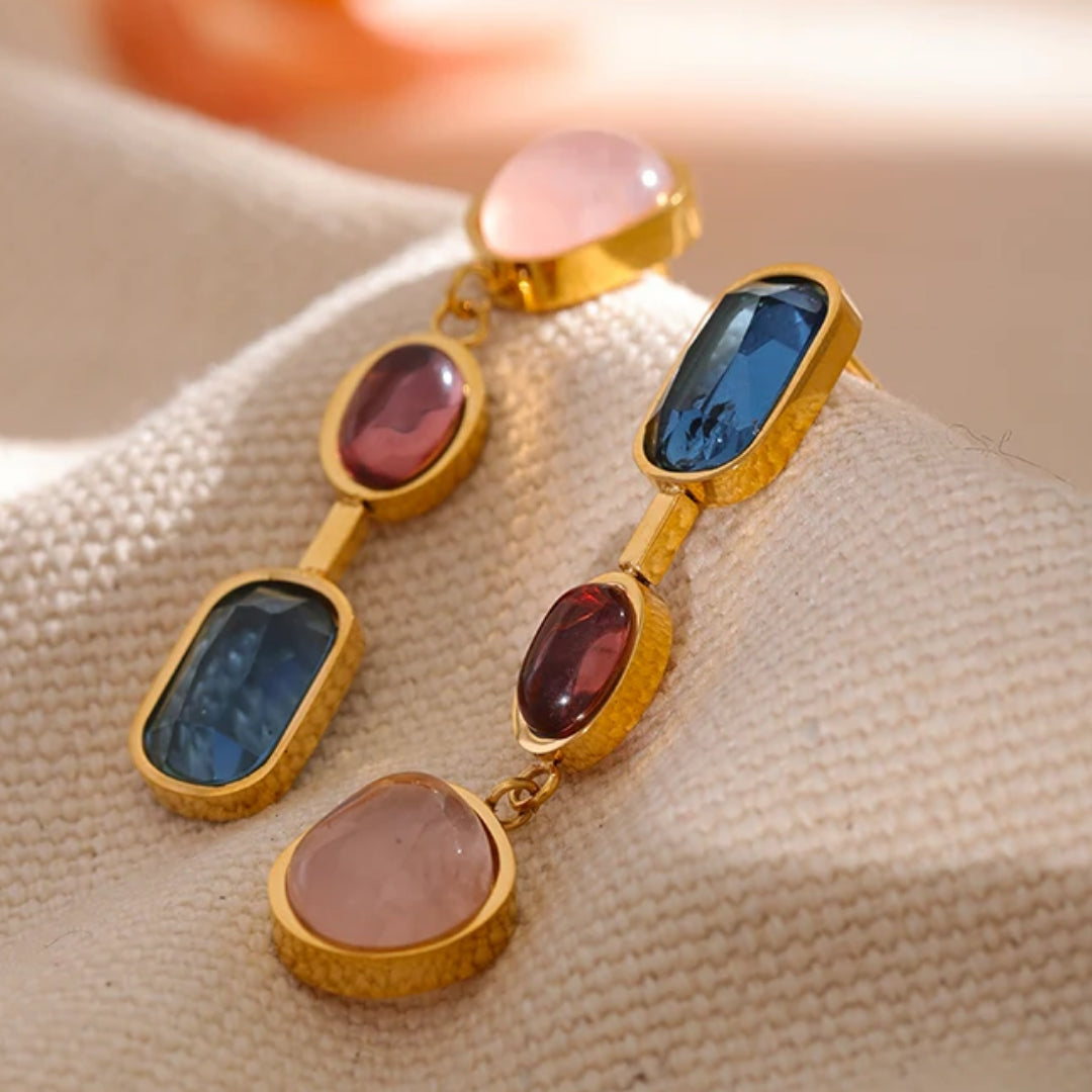 Pendientes Aurora Pétrea en acero oro 18k con piedras naturales, Detalle piedras naturales y circonitas cúbicas, Diseño geométrico ajustable pendientes Aurora Pétrea – lenorajewelry.com/pendientes-aurora-petrea-acero-oro-18k,