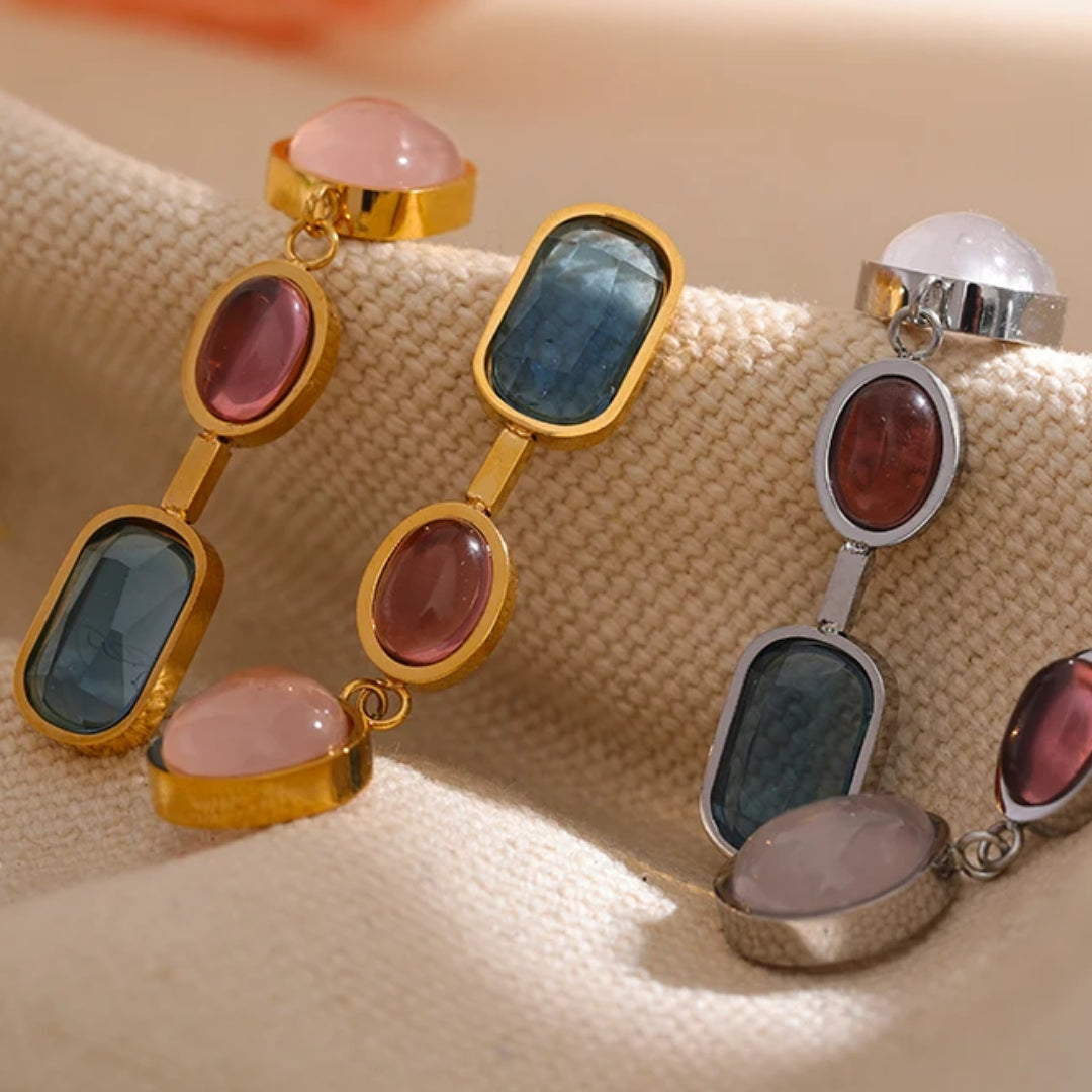 Pendientes Aurora Pétrea en acero oro 18k con piedras naturales, Detalle piedras naturales y circonitas cúbicas, Diseño geométrico ajustable pendientes Aurora Pétrea – lenorajewelry.com/pendientes-aurora-petrea-acero-oro-18k,