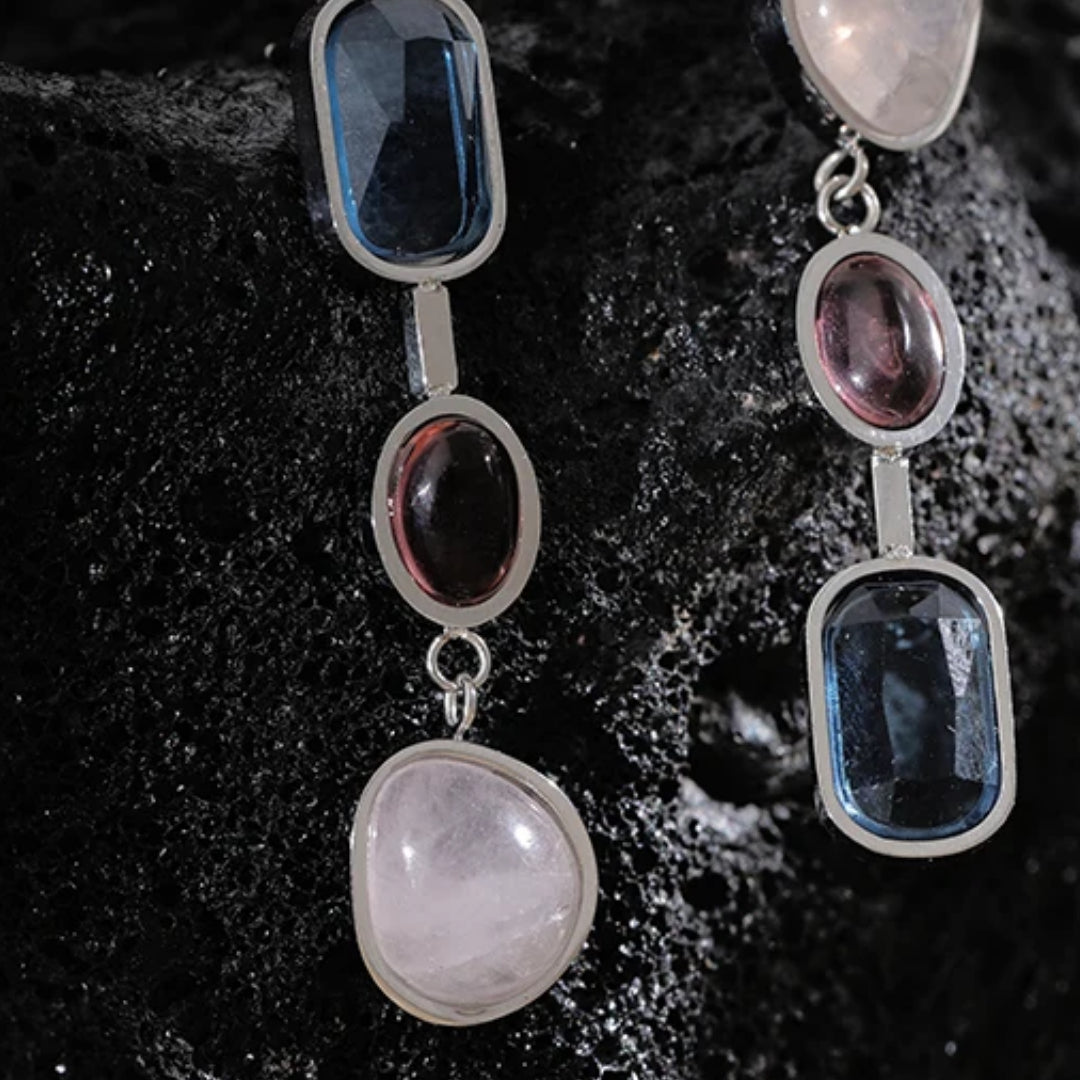 Pendientes Aurora Pétrea en acero oro 18k con piedras naturales, Detalle piedras naturales y circonitas cúbicas, Diseño geométrico ajustable pendientes Aurora Pétrea – lenorajewelry.com/pendientes-aurora-petrea-acero-oro-18k,