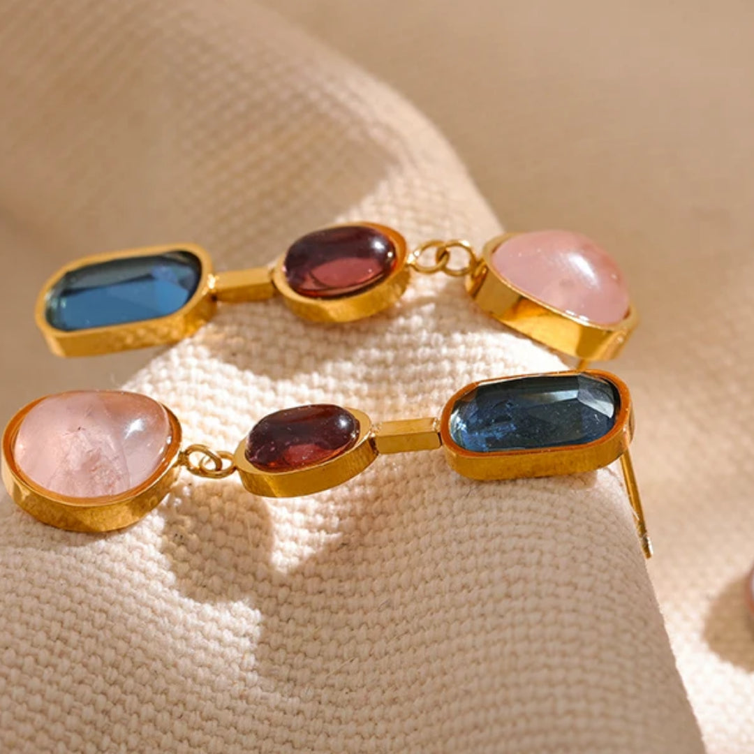 Pendientes Aurora Pétrea en acero oro 18k con piedras naturales, Detalle piedras naturales y circonitas cúbicas, Diseño geométrico ajustable pendientes Aurora Pétrea – lenorajewelry.com/pendientes-aurora-petrea-acero-oro-18k,