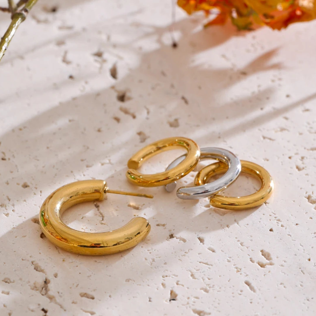 Pendientes Clip Aureo en forma de C oro 18k impermeables – lenorajewelry.com/pendientes-clip-aureo-impermeables, pendientes clip, joyería impermeable, accesorios personalidad, clip para oreja, acero inoxidable oro, LENORA, pendientes forma C, joyas anatómicas, pendientes doble pieza