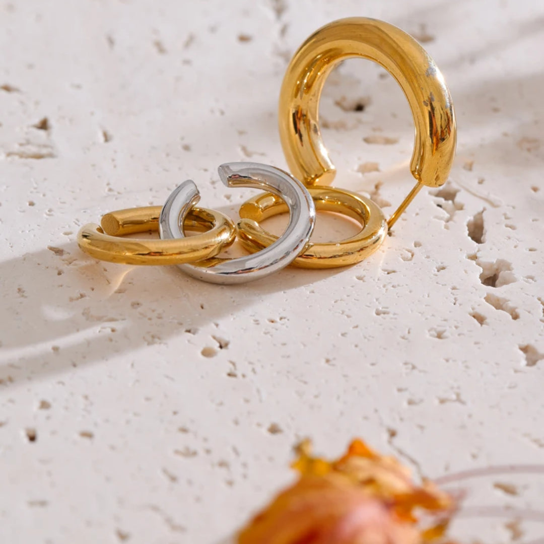 Pendientes Clip Aureo en forma de C oro 18k impermeables – lenorajewelry.com/pendientes-clip-aureo-impermeables, pendientes clip, joyería impermeable, accesorios personalidad, clip para oreja, acero inoxidable oro, LENORA, pendientes forma C, joyas anatómicas, pendientes doble pieza
