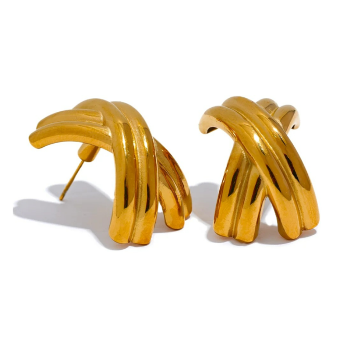 Pendientes Cruz Aurea textura geométrica oro 18k – lenorajewelry.com/pendientes-cruz-aurea-geometricos, pendientes cruz, joyería geométrica, acero inoxidable hipoalergénico, lenora, pendientes oro 18k, brincos plata, joyas con textura, moda simbólica, regalo de temperamento, accesorios statement