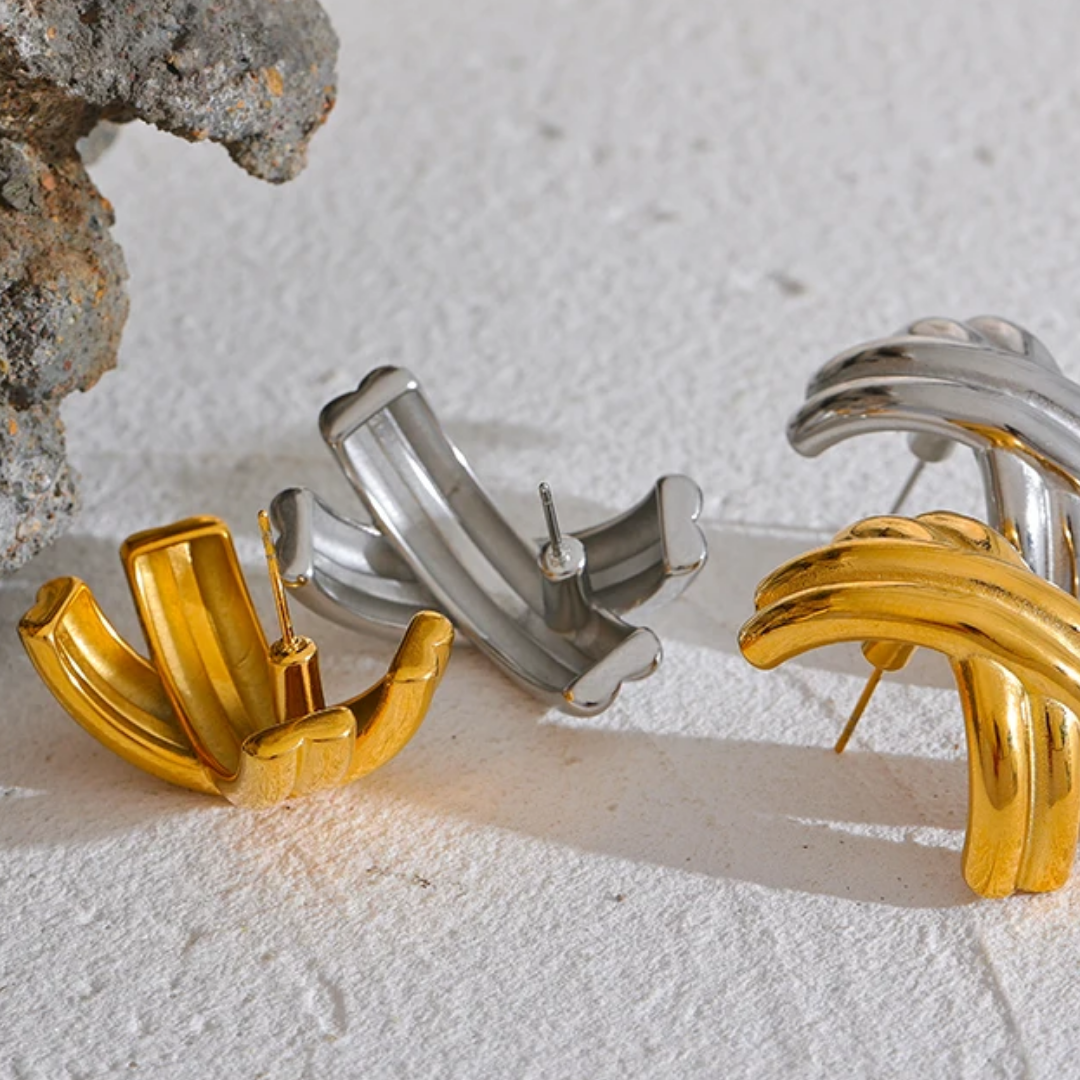 Pendientes Cruz Aurea textura geométrica oro 18k – lenorajewelry.com/pendientes-cruz-aurea-geometricos, pendientes cruz, joyería geométrica, acero inoxidable hipoalergénico, lenora, pendientes oro 18k, brincos plata, joyas con textura, moda simbólica, regalo de temperamento, accesorios statement
