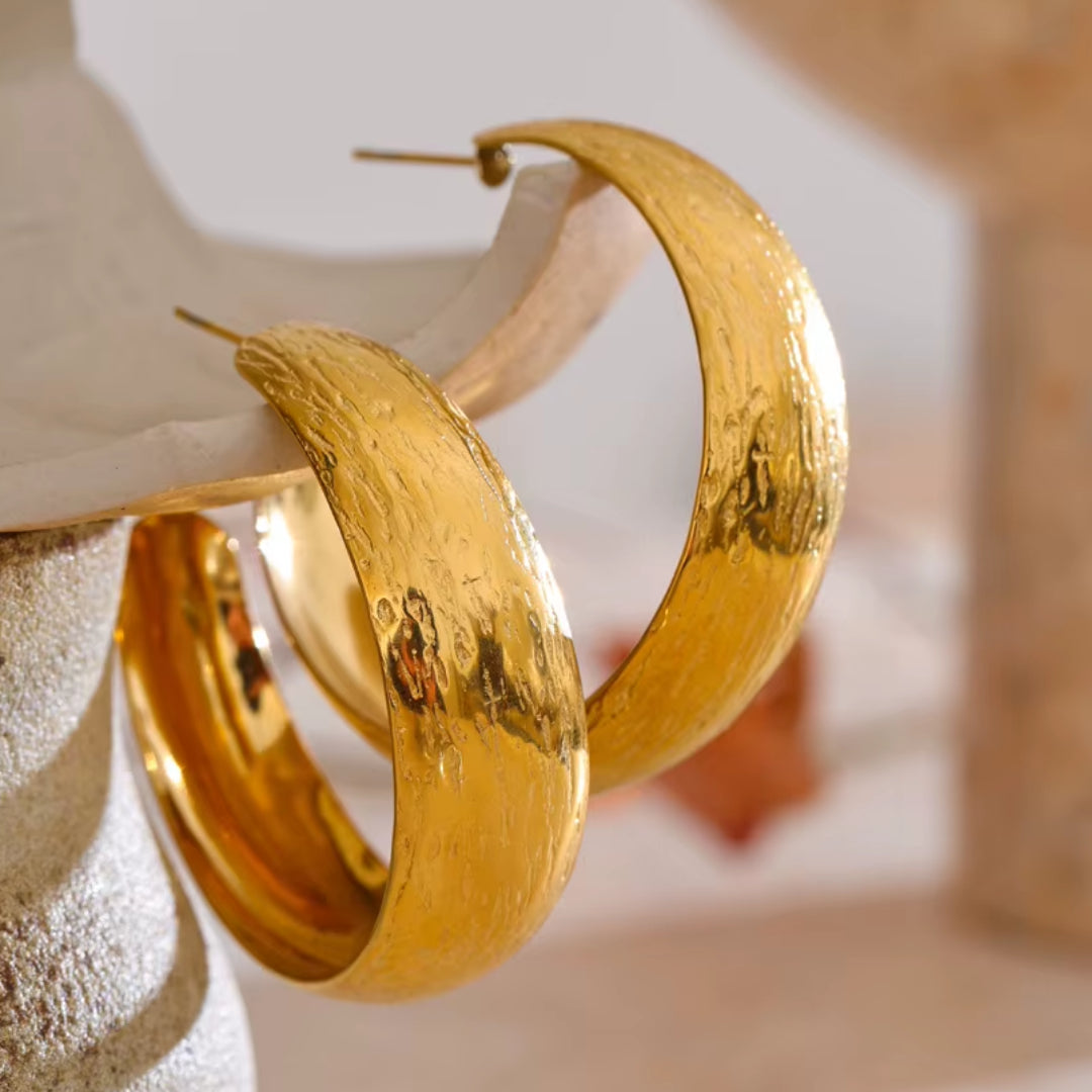 Joyería hipoalergénica con forma en "C" – lenorajewelry.com/pendientes-geometricos-dorados
pendientes de acero inoxidable, aretes dorados para mujer, joyería hipoalergénica, joyas modernas, regalo elegante, lenora joyas, diseño geométrico, envío rápido, oro PVD, accesorios versátiles