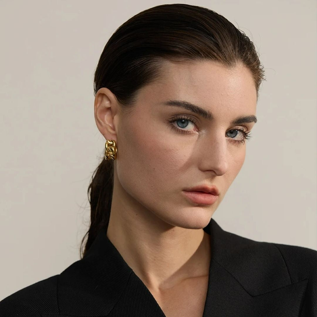 Pendientes Éter Dorado aro hueco geométrico oro 18K con cadena – lenorajewelry.com/pendientes-eter-dorado-oro-cadena
pendientes de aro, aros geométricos, joyería fina, pendientes oro, regalo mujer, pendientes con cadena, joyas resistentes agua, LENORA, aros huecos, pendientes ligeros