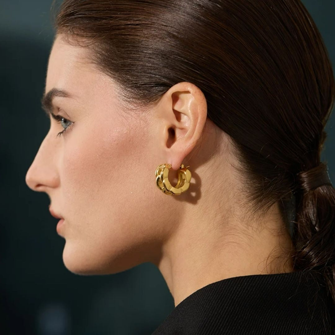Pendientes Éter Dorado aro hueco geométrico oro 18K con cadena – lenorajewelry.com/pendientes-eter-dorado-oro-cadena
pendientes de aro, aros geométricos, joyería fina, pendientes oro, regalo mujer, pendientes con cadena, joyas resistentes agua, LENORA, aros huecos, pendientes ligeros
