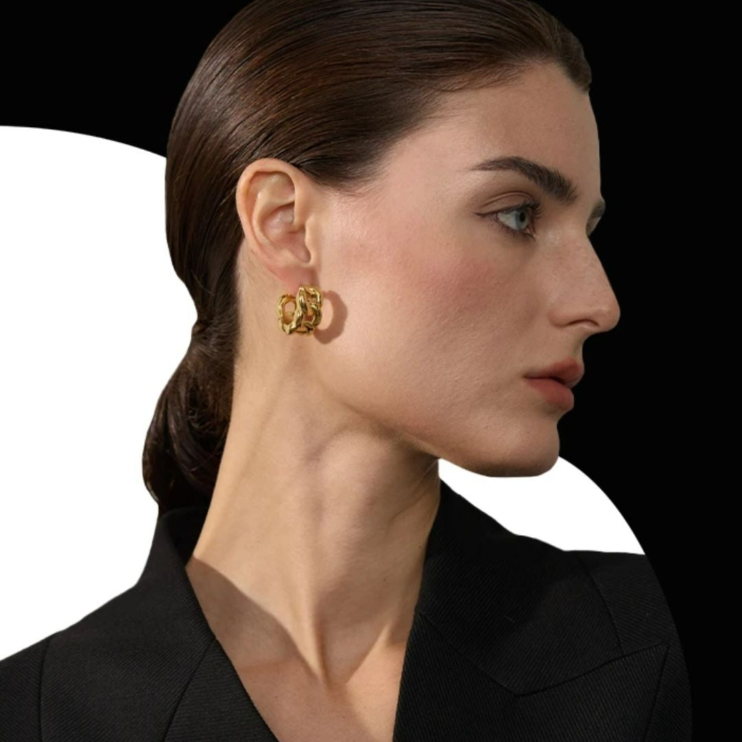 Pendientes Éter Dorado aro hueco geométrico oro 18K con cadena – lenorajewelry.com/pendientes-eter-dorado-oro-cadena
pendientes de aro, aros geométricos, joyería fina, pendientes oro, regalo mujer, pendientes con cadena, joyas resistentes agua, LENORA, aros huecos, pendientes ligeros
