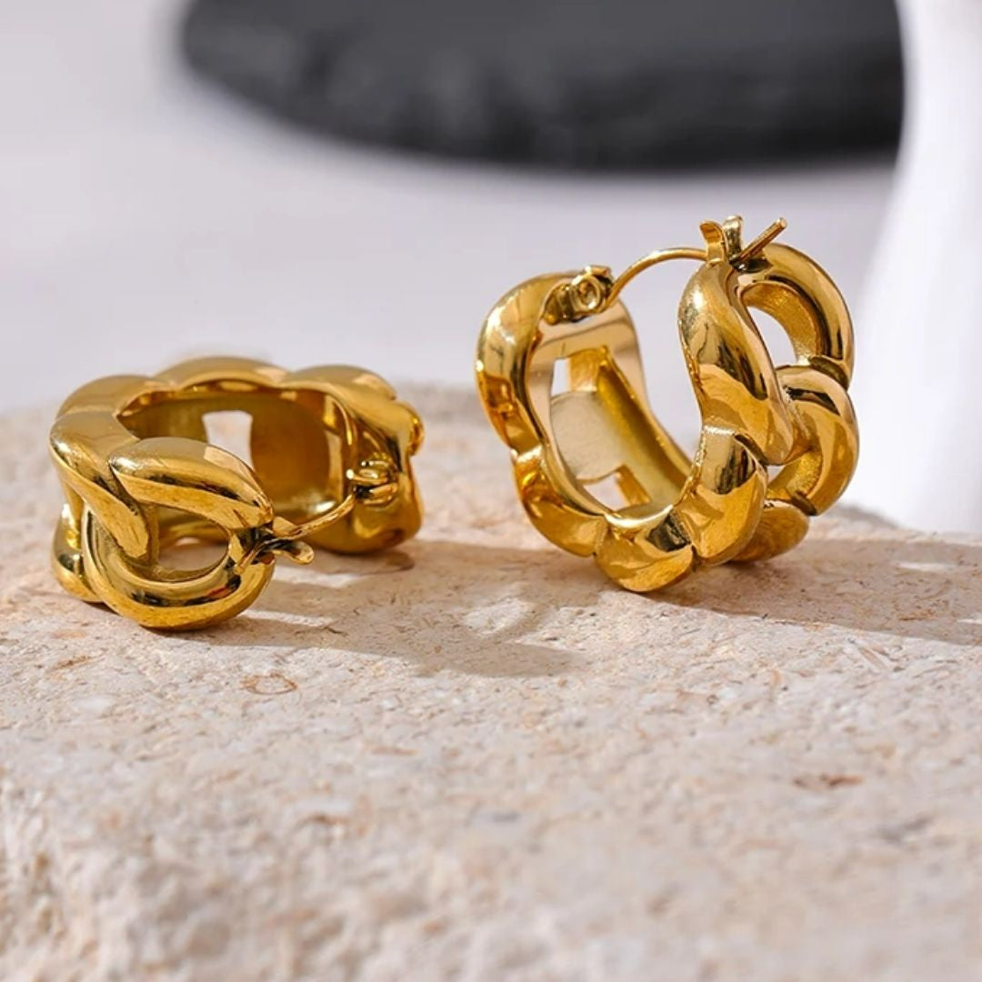 Pendientes Éter Dorado aro hueco geométrico oro 18K con cadena – lenorajewelry.com/pendientes-eter-dorado-oro-cadena
pendientes de aro, aros geométricos, joyería fina, pendientes oro, regalo mujer, pendientes con cadena, joyas resistentes agua, LENORA, aros huecos, pendientes ligeros