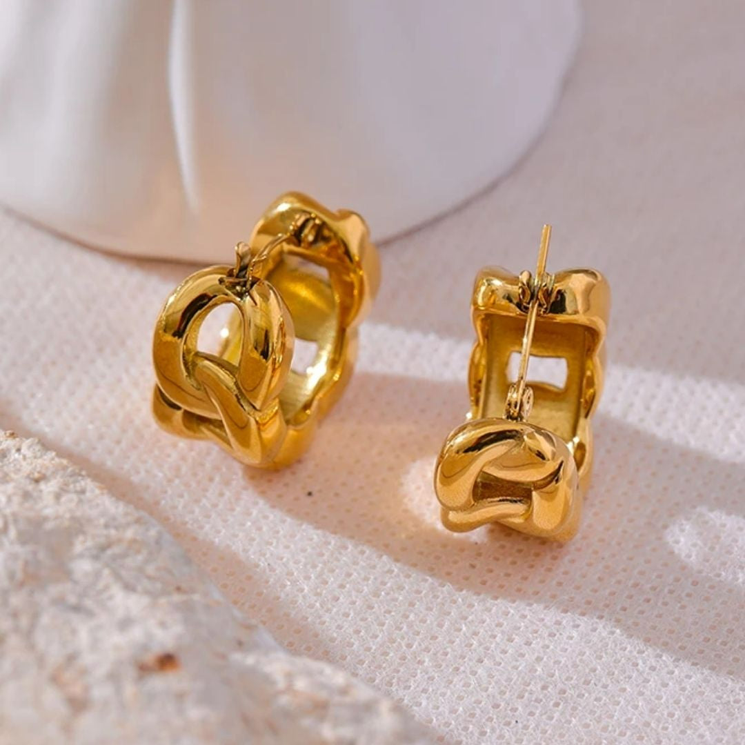 Pendientes Éter Dorado aro hueco geométrico oro 18K con cadena – lenorajewelry.com/pendientes-eter-dorado-oro-cadena
pendientes de aro, aros geométricos, joyería fina, pendientes oro, regalo mujer, pendientes con cadena, joyas resistentes agua, LENORA, aros huecos, pendientes ligeros