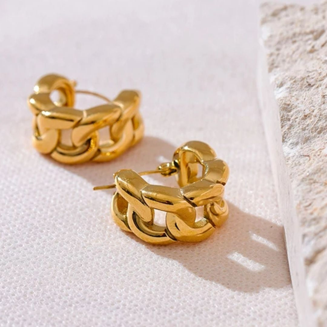 Pendientes Éter Dorado aro hueco geométrico oro 18K con cadena – lenorajewelry.com/pendientes-eter-dorado-oro-cadena
pendientes de aro, aros geométricos, joyería fina, pendientes oro, regalo mujer, pendientes con cadena, joyas resistentes agua, LENORA, aros huecos, pendientes ligeros