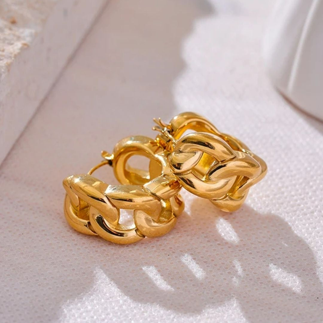 Pendientes Éter Dorado aro hueco geométrico oro 18K con cadena – lenorajewelry.com/pendientes-eter-dorado-oro-cadena
pendientes de aro, aros geométricos, joyería fina, pendientes oro, regalo mujer, pendientes con cadena, joyas resistentes agua, LENORA, aros huecos, pendientes ligeros