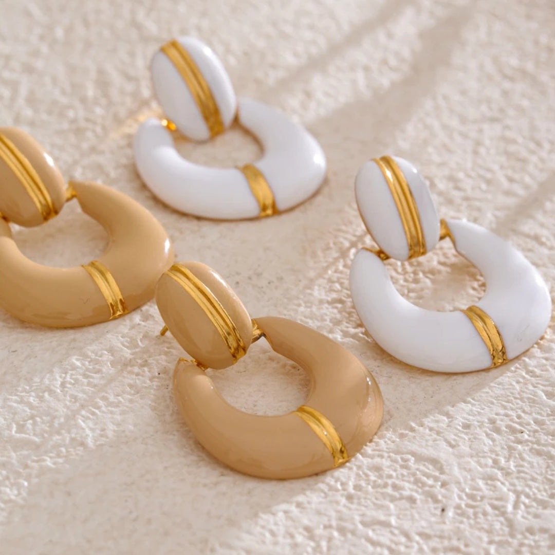 Pendientes Gota Silente en oro 18k y esmalte platino – lenorajewelry.com/pendientes-gota-silente-oro-platino
pendientes de oro, joyería geométrica, pendientes esmaltados, regalo mujer elegante, acero inoxidable oro, LENORA, pendientes minimalistas, joyería moderna