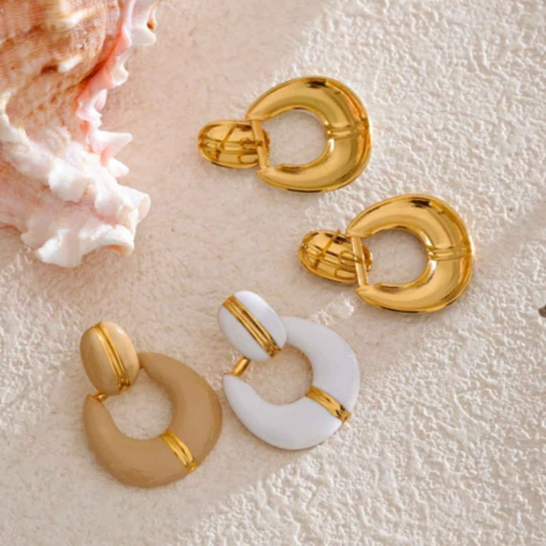 Pendientes Gota Silente en oro 18k y esmalte platino – lenorajewelry.com/pendientes-gota-silente-oro-platino
pendientes de oro, joyería geométrica, pendientes esmaltados, regalo mujer elegante, acero inoxidable oro, LENORA, pendientes minimalistas, joyería moderna