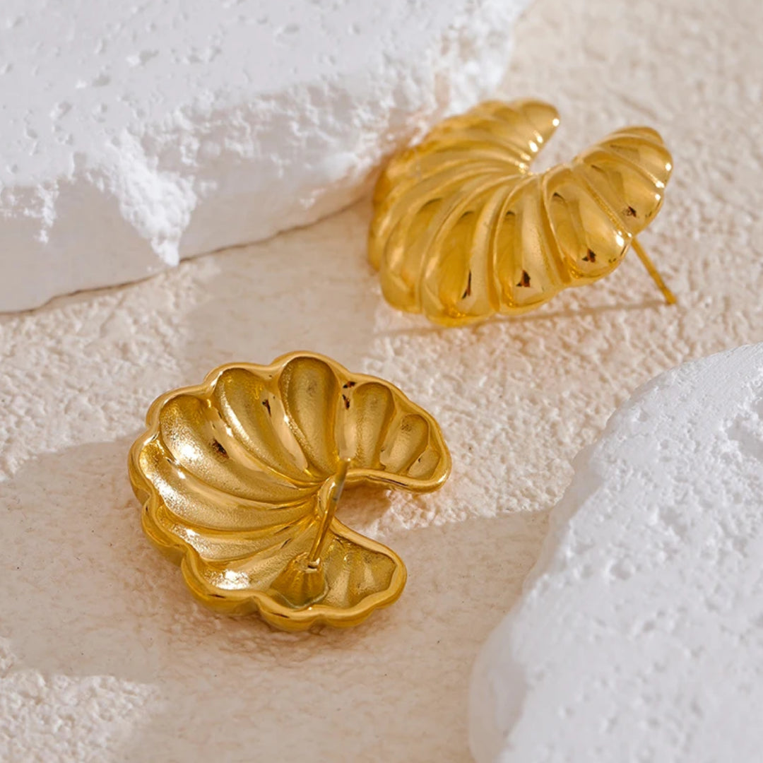 Pendientes Luna Estriada diseño croissant oro 18k – lenorajewelry.com/pendientes-luna-estriada-oro, pendientes croissant, joyería acuática, acero inoxidable oro, lenora, pendientes diseño único, brincos resistentes agua, textura estriada, joyas celestiales, moda rebelde, accesorios curvilíneo