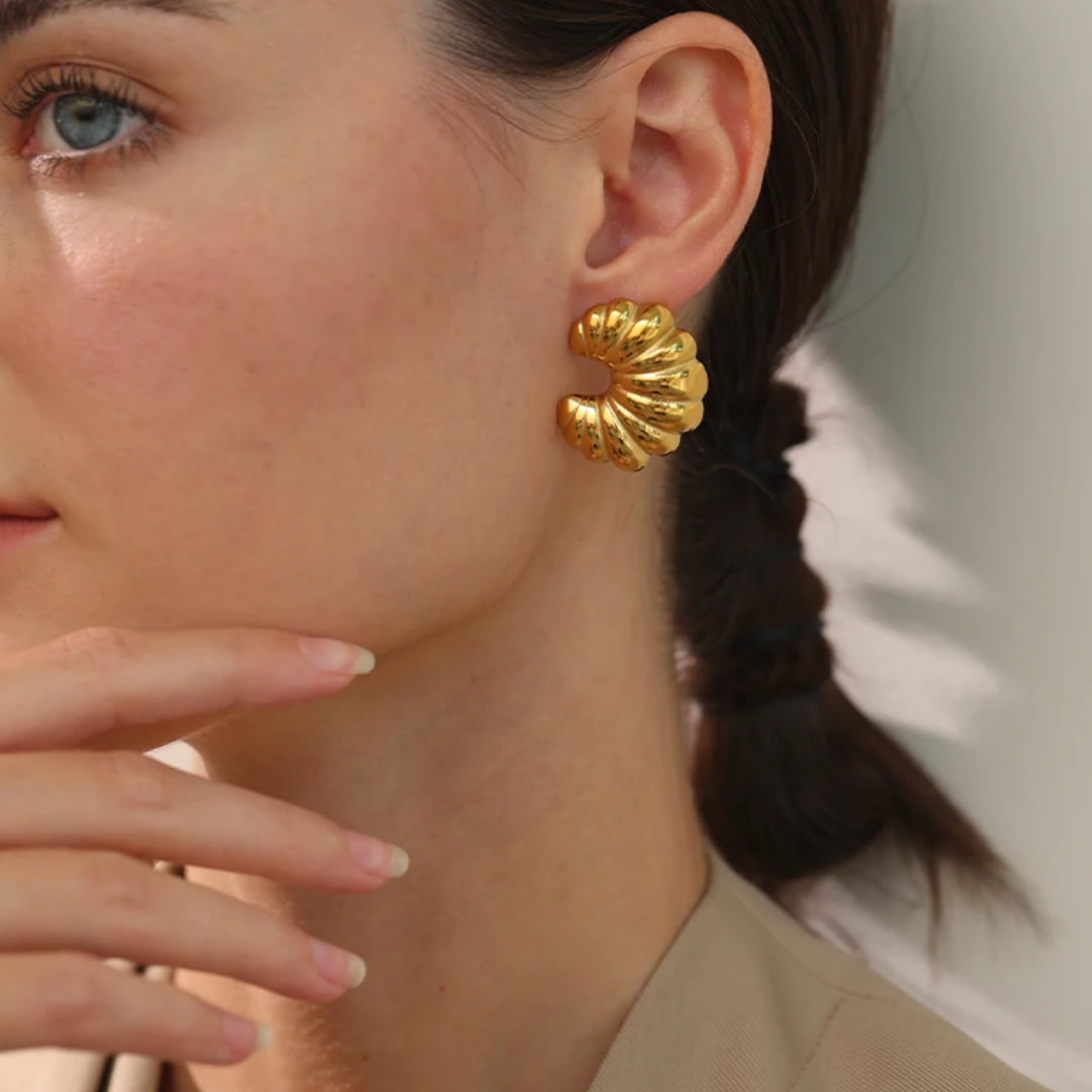 Pendientes Luna Estriada diseño croissant oro 18k – lenorajewelry.com/pendientes-luna-estriada-oro, pendientes croissant, joyería acuática, acero inoxidable oro, lenora, pendientes diseño único, brincos resistentes agua, textura estriada, joyas celestiales, moda rebelde, accesorios curvilíneo