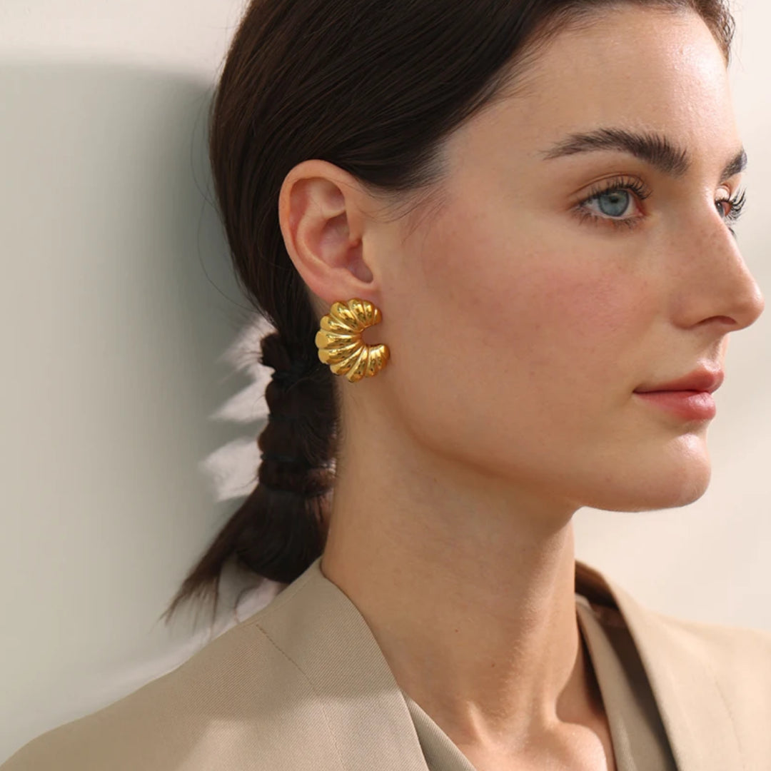 Pendientes Luna Estriada diseño croissant oro 18k – lenorajewelry.com/pendientes-luna-estriada-oro, pendientes croissant, joyería acuática, acero inoxidable oro, lenora, pendientes diseño único, brincos resistentes agua, textura estriada, joyas celestiales, moda rebelde, accesorios curvilíneo