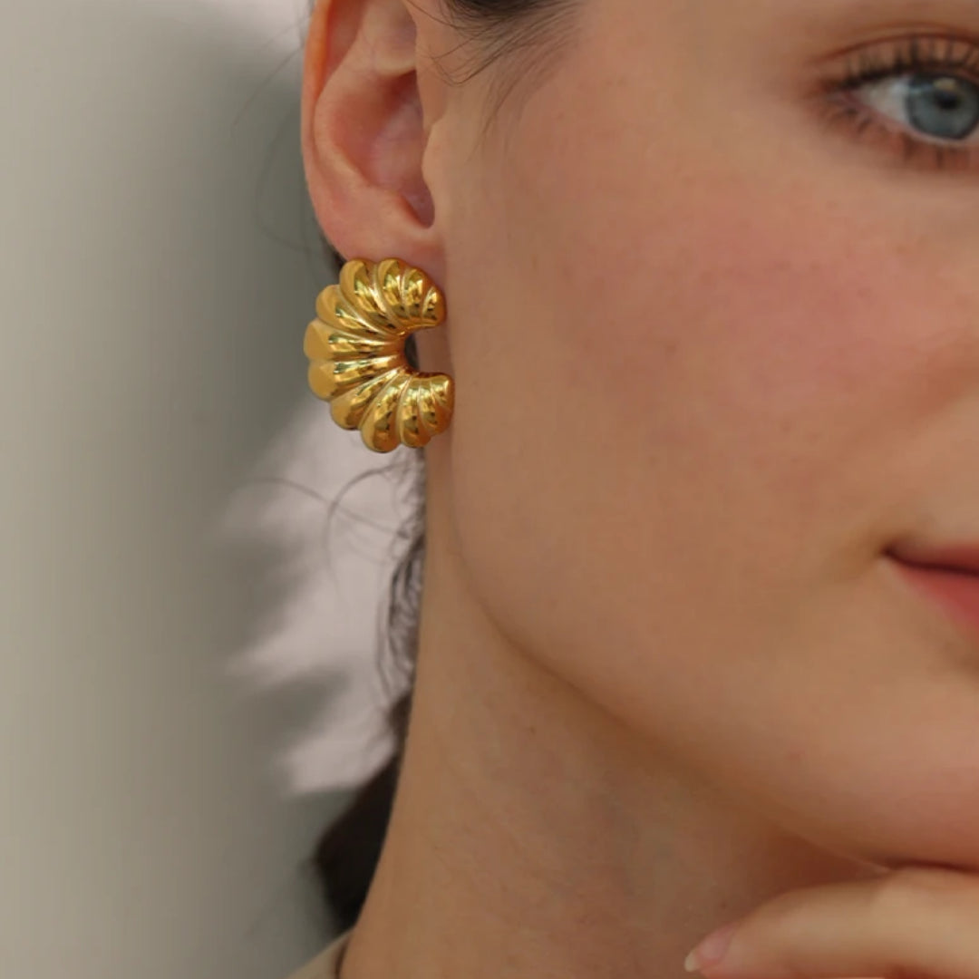 Pendientes Luna Estriada diseño croissant oro 18k – lenorajewelry.com/pendientes-luna-estriada-oro, pendientes croissant, joyería acuática, acero inoxidable oro, lenora, pendientes diseño único, brincos resistentes agua, textura estriada, joyas celestiales, moda rebelde, accesorios curvilíneo