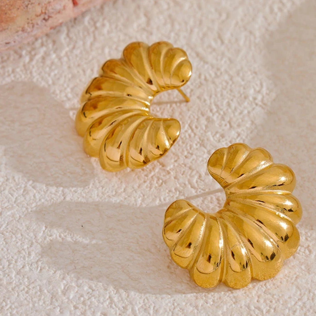 Pendientes Luna Estriada diseño croissant oro 18k – lenorajewelry.com/pendientes-luna-estriada-oro, pendientes croissant, joyería acuática, acero inoxidable oro, lenora, pendientes diseño único, brincos resistentes agua, textura estriada, joyas celestiales, moda rebelde, accesorios curvilíneo