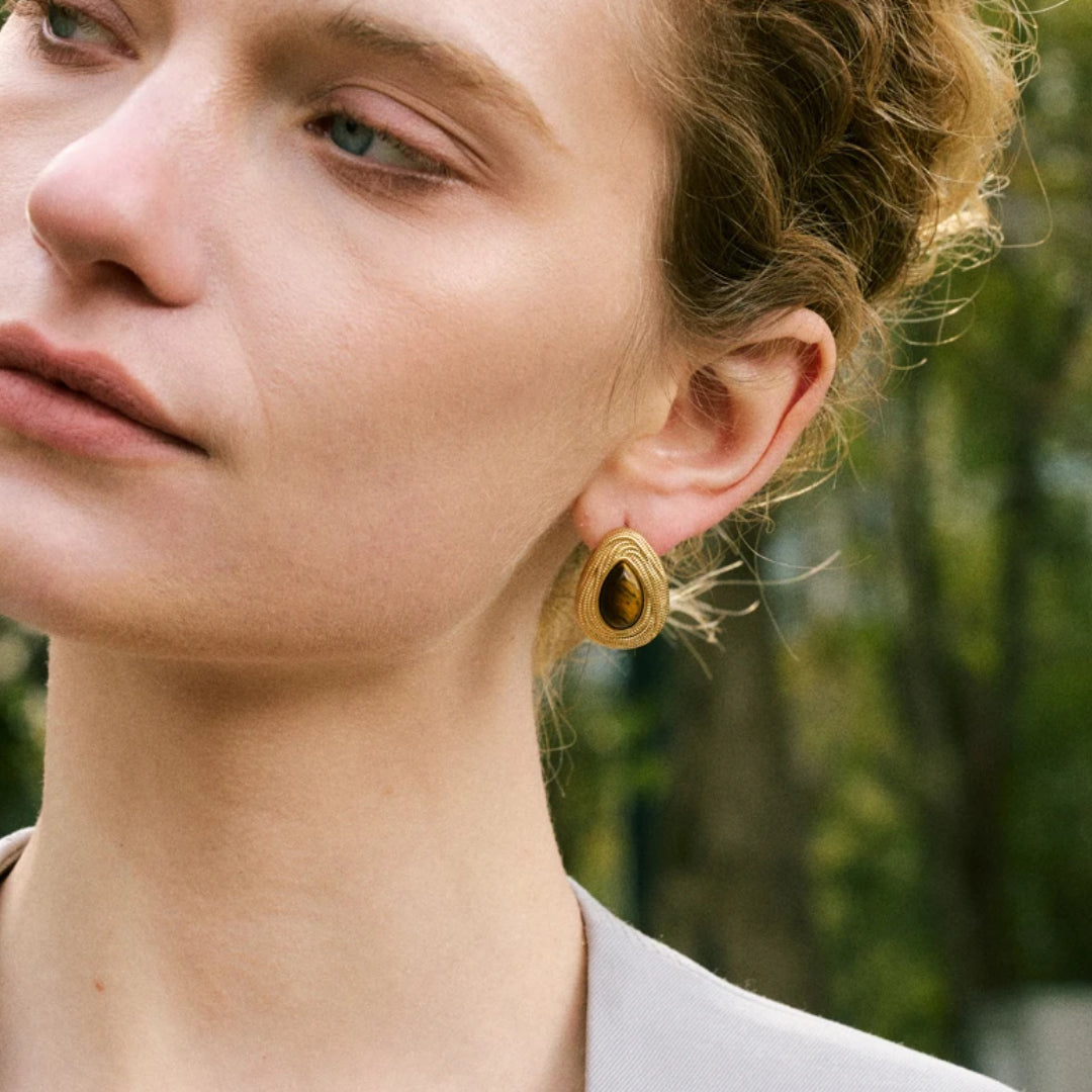 Pendientes geométricos vintage con PVD dorado – lenorajewelry.com/pendientes-mystique-aurea
colgantes de piedra natural, colgantes vintage, joyas geométricas, colgantes de oro, joyas modernas, joyas LENORA, regalo elegante para mujer