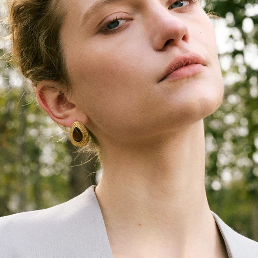 Pendientes geométricos vintage con PVD dorado – lenorajewelry.com/pendientes-mystique-aurea
colgantes de piedra natural, colgantes vintage, joyas geométricas, colgantes de oro, joyas modernas, joyas LENORA, regalo elegante para mujer