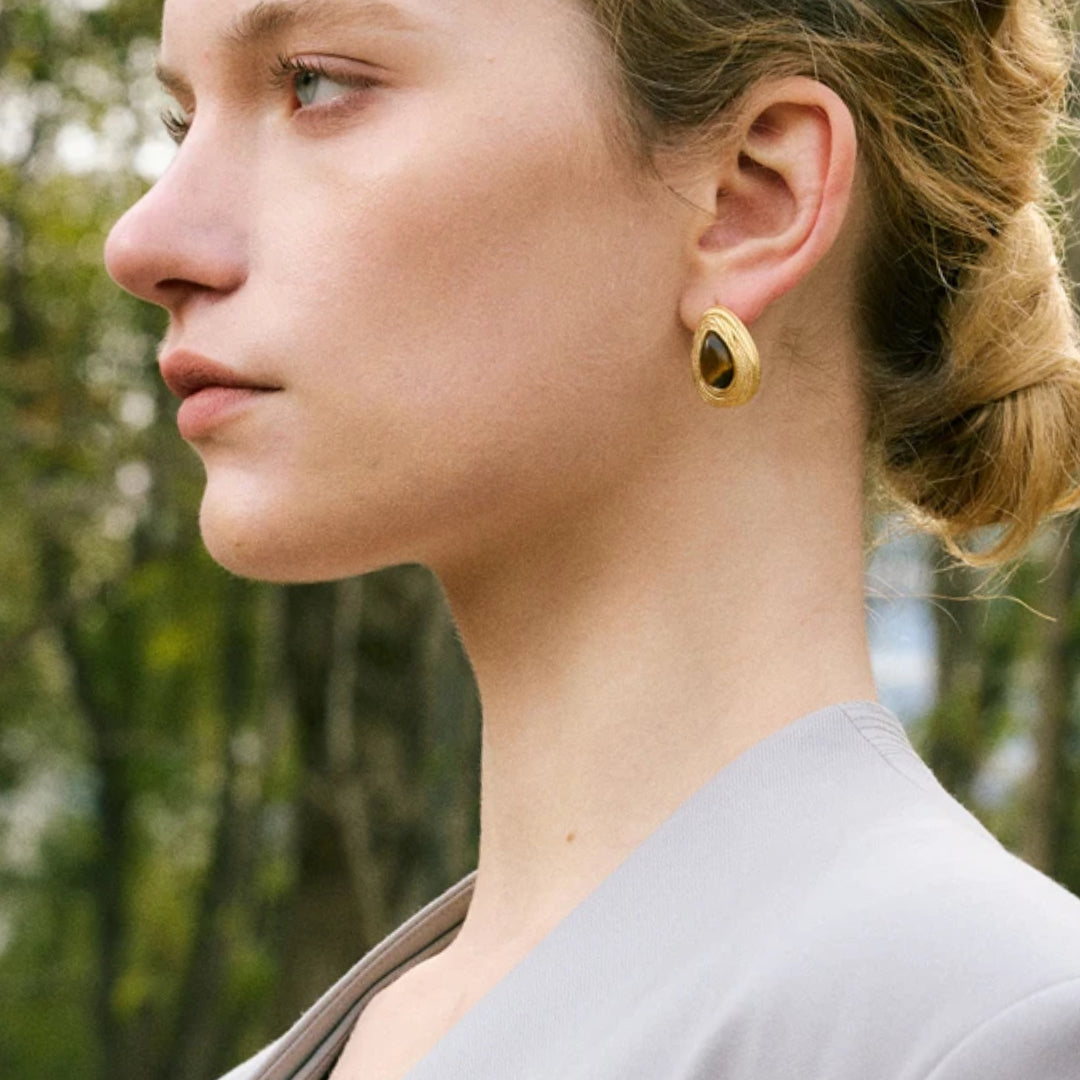 Pendientes geométricos vintage con PVD dorado – lenorajewelry.com/pendientes-mystique-aurea
colgantes de piedra natural, colgantes vintage, joyas geométricas, colgantes de oro, joyas modernas, joyas LENORA, regalo elegante para mujer