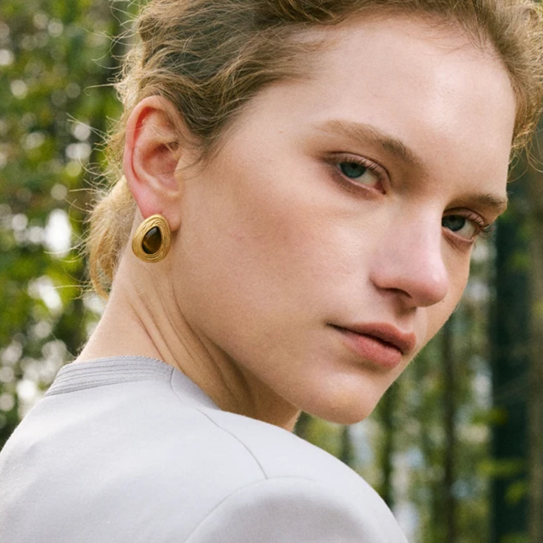 Pendientes geométricos vintage con PVD dorado – lenorajewelry.com/pendientes-mystique-aurea
colgantes de piedra natural, colgantes vintage, joyas geométricas, colgantes de oro, joyas modernas, joyas LENORA, regalo elegante para mujer