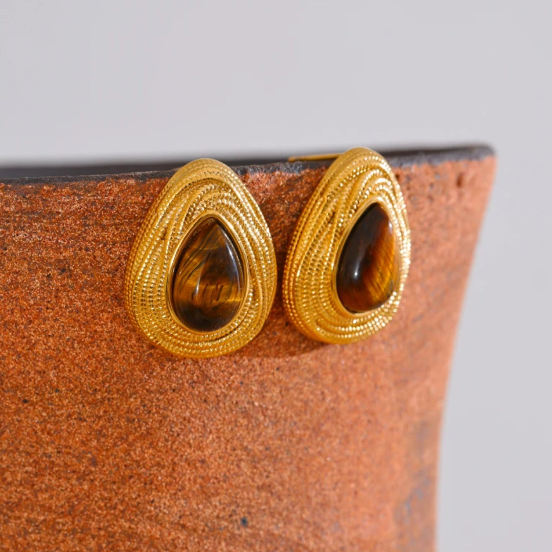 Pendientes geométricos vintage con PVD dorado – lenorajewelry.com/pendientes-mystique-aurea
colgantes de piedra natural, colgantes vintage, joyas geométricas, colgantes de oro, joyas modernas, joyas LENORA, regalo elegante para mujer